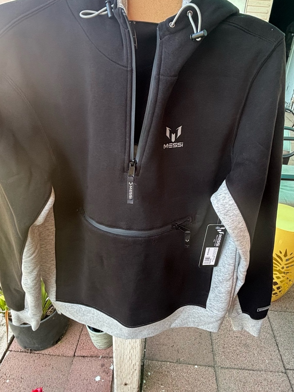 Men’s Black and Gray Crewneck Sweatshirt
